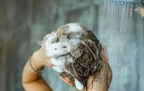 "الشيب والصلع" وعلاقته بنظافة شعر الرأس