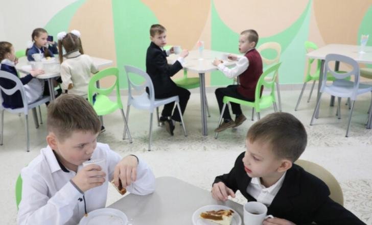 حددت أنواع الطعام للطلبة.. بريطانيا تحارب السمنة في المدارس