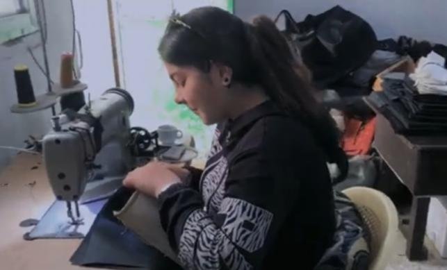 سلاحهن الصنارة والماكينة القديمة.. حكايات سورية ومعركة البقاء