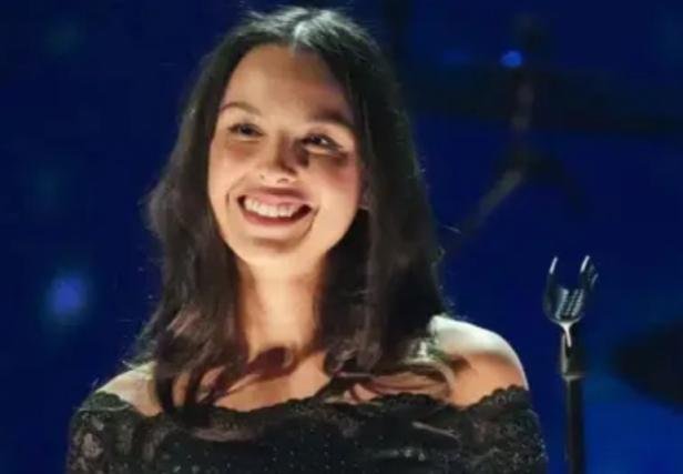 "أوليفيا رودريغو" على قميص برشلونة في الكلاسيكو، فمن هي؟