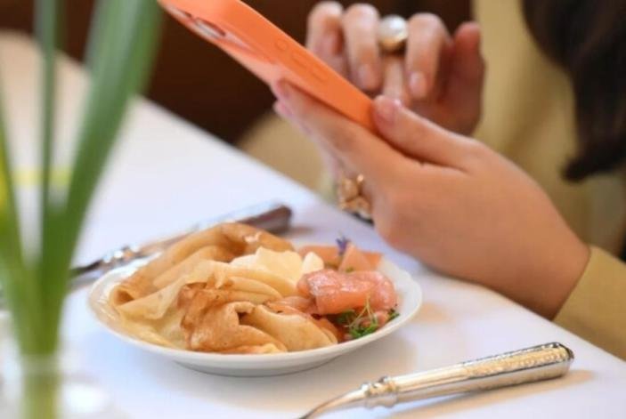 الإفراط في تناول الطعام.. العوامل والأسباب..!