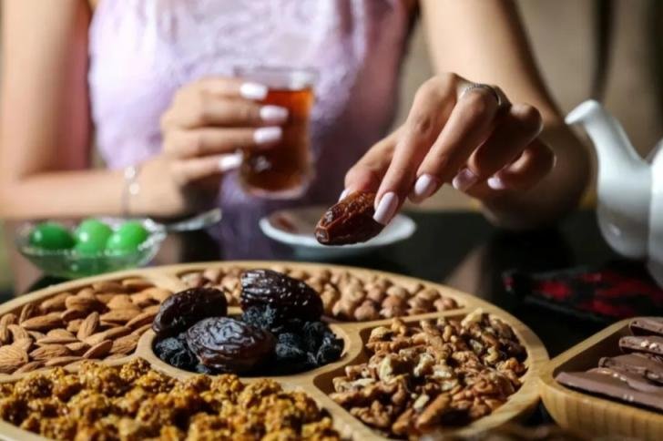 في الأسابيع الأخيرة من الحمل.. كيف يغير التمر تجربة الولادة عند النساء؟