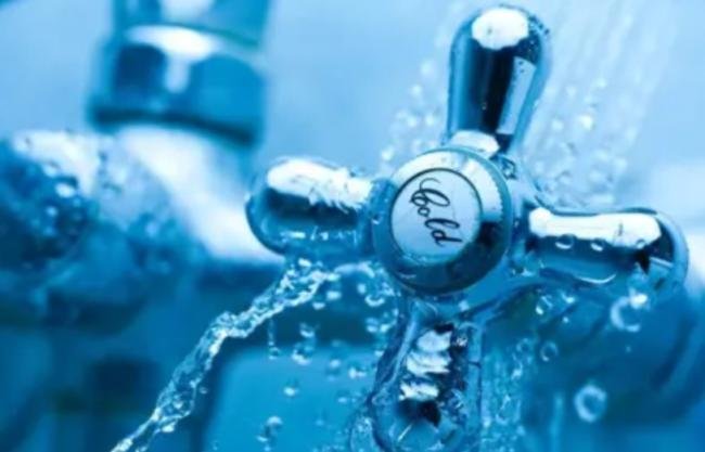 الاستحمام بالماء البارد في الطقس الحار.. مخاطر صحية غير متوقعة