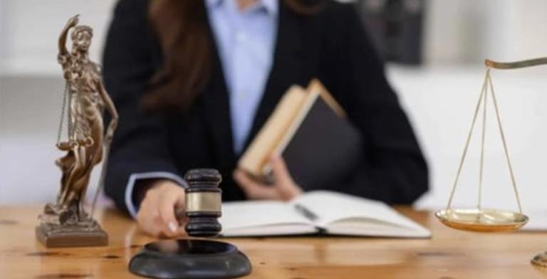 إحالتها للمحاكمة.. نقابة المحامين المصريين توقف المحامية لؤة خلف للمحكمة.