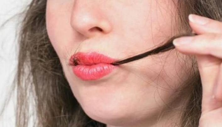 حالة طبية نادرة.. استئصال كتلة شعر ضخمة من الجهاز الهضمي لفتاة.
