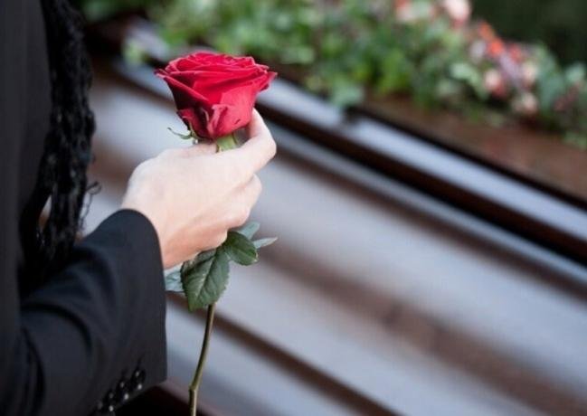 قبل ساعات من دفنها.. صينية تستعيد وعيها داخل التابوت