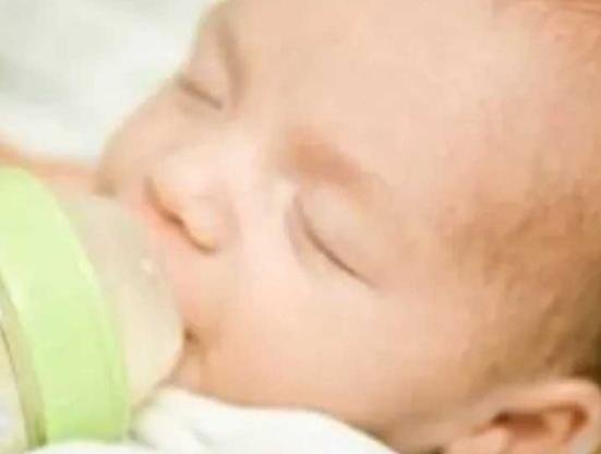 ماذا يحدث لطفلك عند شربه الماء قبل 6 أشهر؟