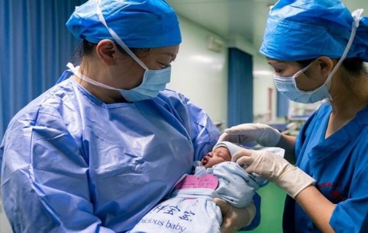 في الستين من العمر.. امرأة صينية تضع مولوداً جديداً