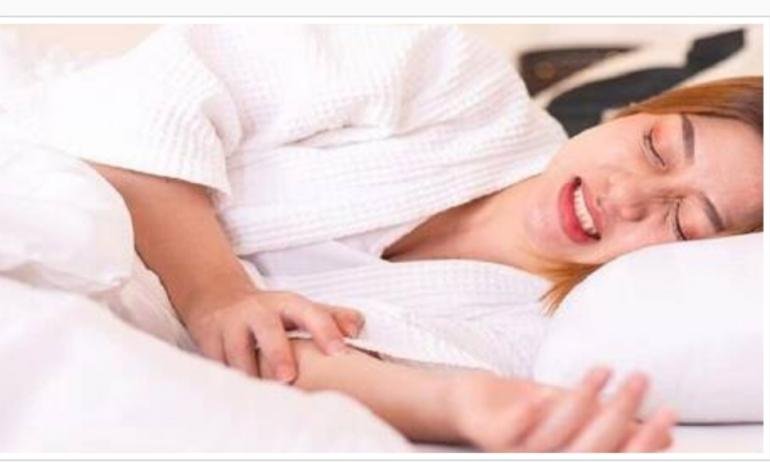 الدكتورة يانا: صرير الأسنان أثناء النوم مؤشر على وجود خلل في الجسم