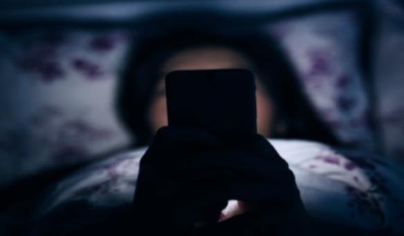 أضرار استخدام الهاتف الذكي أثناء الاستلقاء في السرير
