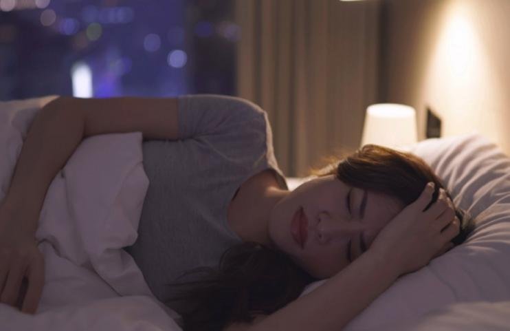 لماذا يشعر الجميع أحيانا بالسقوط خلال النوم؟