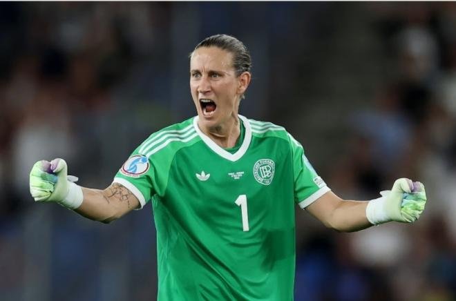 حارسة مرمى ألمانية بعد نجاتها من السرطان.. تقود منتخب بلادها الى نصف نهائي يورو 2025