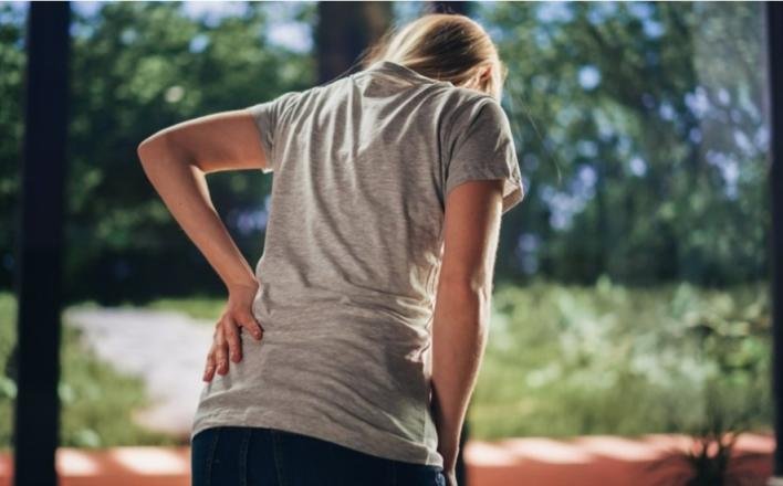 آلام الظهر في الثلاثينات.. هل تدل على أمراض خطيرة؟