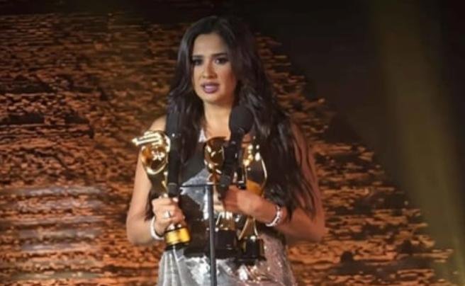ياسمين عبدالعزيز..دفاع ناري عن منى زكي ورسالة قاسية لأعداء النجاح