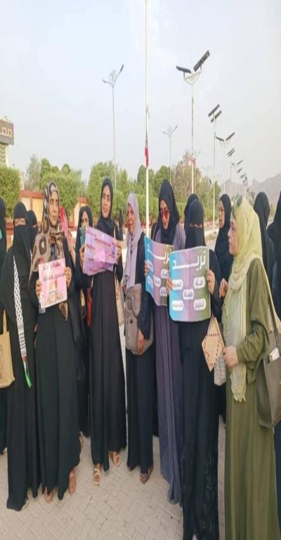 رفضاً للفساد والانهيار المعيشي..  نساء العاصمة عدن يجددن احتجاجاتهن الحقوقية والمطلبية المشروعة