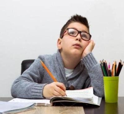 أخطاء تربوية تهز ثقة الطفل بنفسه..!
