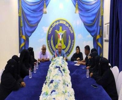 فريق التوجيه والرقابة الرئاسي يلتقي امهات وذوي شهداء الجنوب اللاتي تم الاعتداء على وقفتهن السلمية بالمكلا