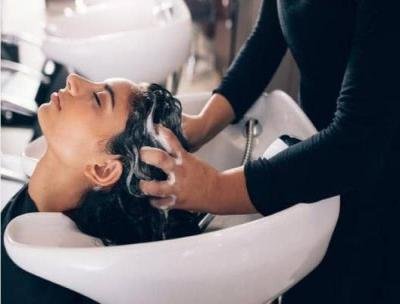 صالونات التجميل وخطورة الأصابة بـ"السكتة الدماغية" أثناء تصفيف الشعر