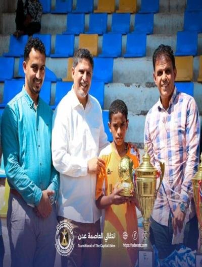 برعاية انتقالي العاصمة عدن.. الشيخ عثمان يتوّج بكأس بطولة المنتخبات المدرسية لكرة القدم