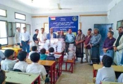 انتقالي شبوة يوزع الكتب المدرسية على عدد من مدارس المحافظة