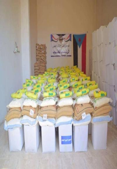 مقدمة من الرئيس الزُبيدي.. انتقالي شبام يدشّن توزيع السلال الغذائية للأسر الأشد احتياجًا