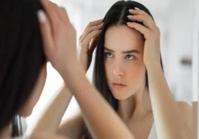 هل نتف الشعرة البيضاء يزيد الشيب؟