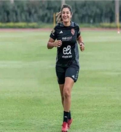 بعد غياب عن الملاعب بسبب الإصابة.. عودة مرتقبة لنجمة كرة القدم بالنادي الأهلي "أمنية سمير"