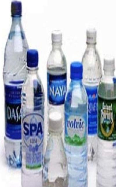 قاتل خفي جديد.. دراسة أمريكية تحذر من مياه الشرب المعبأة في عبوات بلاستيكية