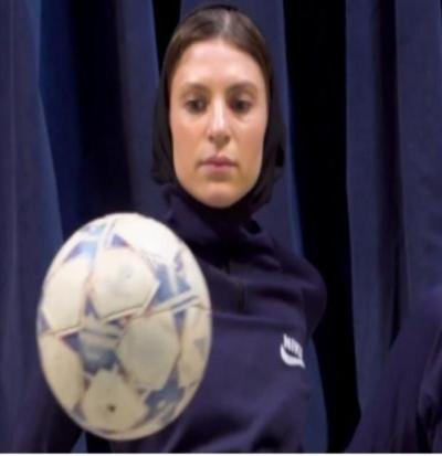 خلال دقيقة واحدة.. إيرانية تحطم رقما قياسيا عالميا في عدد لمسات كرة القدم