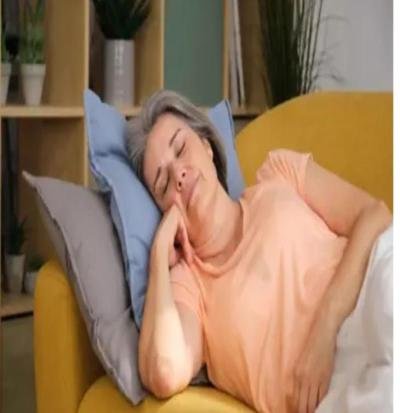 وضعية نوم شائعة قد تسبب تلفاً عصبياً دائماً