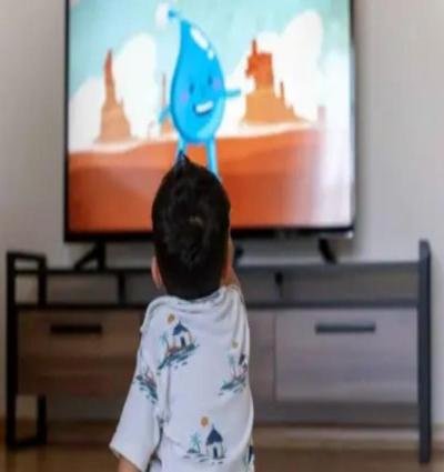 الشاشات وخطرها على ذكاء طفلك قبل سن الثانية