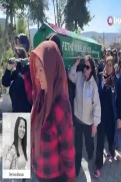 تركيا.. نساء يحملن نعش زوجة قُتلت في يوم المرأة العالمي