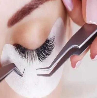 مخاطر تركيب الرموش الصناعية  وتأثيرها على صحة العين
