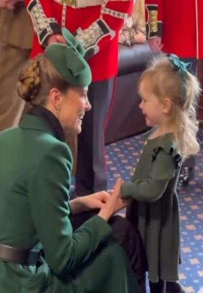 في لفتة إنسانية.. كيت ميدلتون تتفاعل مع أطفال جنود الحرس الأيرلندي