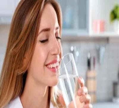 "شرب الماء الساخن".. فوائد مفتوحة بلا موانع
