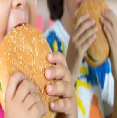 "سمنة الأطفال" إساءة معاملة  أم مرض؟