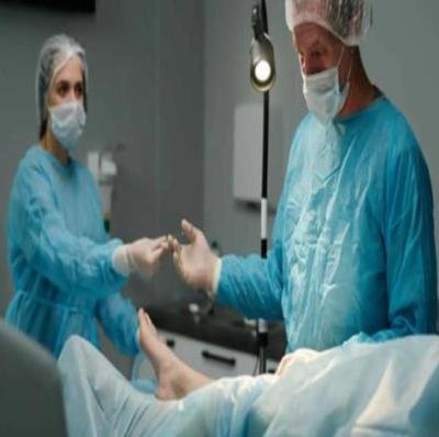 خطأ كارثي.. طبيب يجري عملية في القدم السليمة عند مريضة شابة