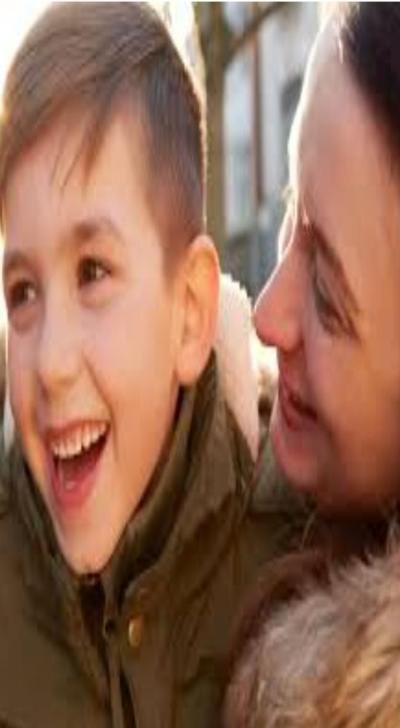 بدافع الحب والحنان ..  المبالغة في حماية الطفل    يؤثر على تربيته